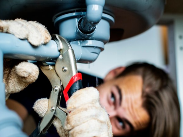 Como a Massa Epóxi Tubolit Revoluciona Reparos em Ambientes Úmidos