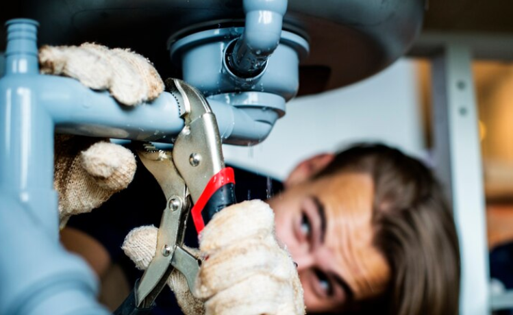 Como a Massa Epóxi Tubolit Revoluciona Reparos em Ambientes Úmidos